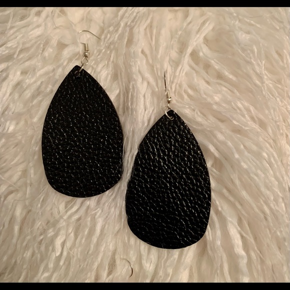 Set of 5 Boutique earrings! Brand new,never worn! - Picture 2 of 6